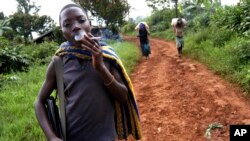 Un enfant soldat à Nyangombe, RDC, 8 décembre 2004 