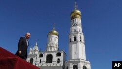Путин смотрит после церемонии своей инаугурации в Москве 7 мая 2018 года (Архивное фото)