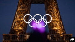 ARCHIVO - Los anillos olímpicos se ven en la Torre Eiffel el 7 de junio de 2024 en París.