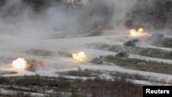 Les chars K1A1 de l’armée sud-coréenne et M1A2 de l’armée américaine lors d’une manœuvre militaire conjointe à Pocheon, Corée du Sud, 21 avril 2017.