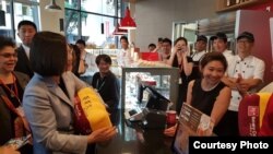 台灣總統蔡英文過境洛杉磯時造訪台灣連鎖咖啡店85度C (台灣民進黨立委蔡適應臉書)