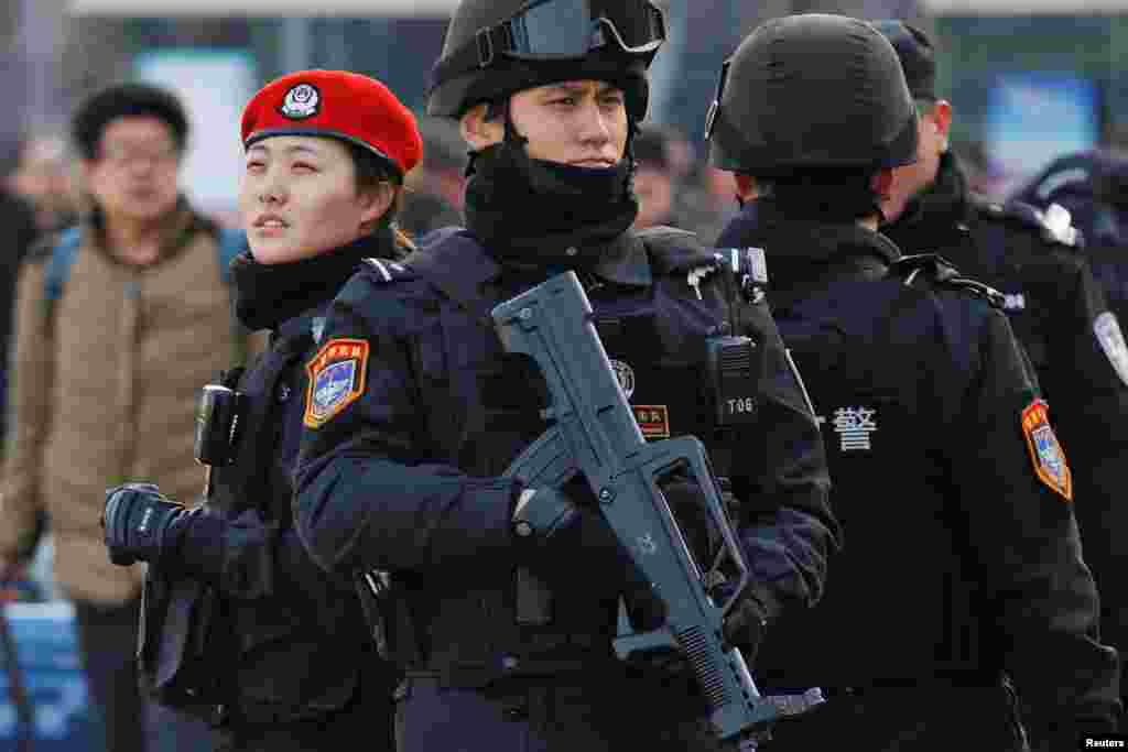 2018年2月1日,春节即将到来,春运开始,特警队成员在北京火车站持枪守卫。