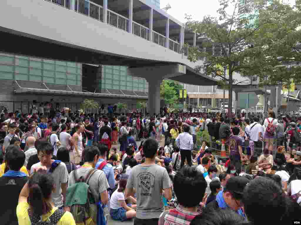 数千香港市民云集政府总部声援被困公民广场学生(美国之音图片/海彦拍摄)