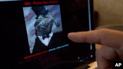 Layar komputer yang memperlihatkan laman Malaysia Airlines yang diretas di sebuah kafe di Petaling Jaya, di luar Kuala Lumpur (26/1). (AP/Joshua Paul)