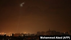Tembakan-tembakan dari wilayah Palestina menerangi langit malam di Kota Gaza, Sabtu, 3 Juli 2021, untuk membalas serangan udara Israel. (Foto: Mohammed Abed/AFP)