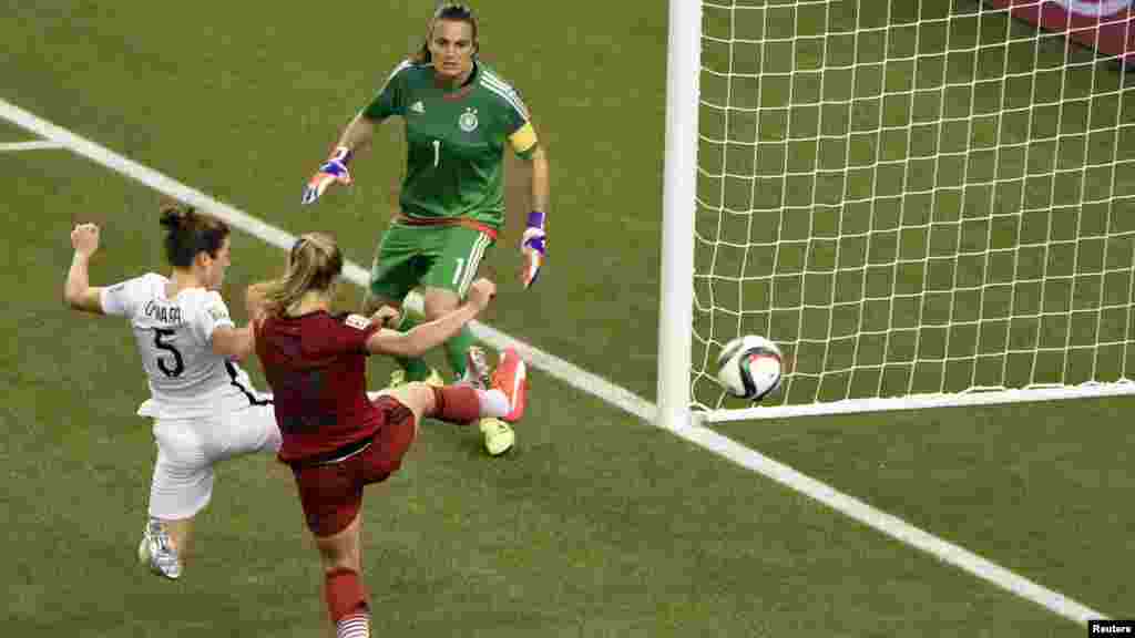 'Yar wasan Amurka Kelley O'Hara (5) tana wasa tare da Nadine Angerer (1) na Jamus a wasan FIFA na mata a filin kwallon Olympique, 30 ga watan Yuni, 2015 a birnin Montréal, Québec.