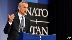 Sekretaris Jenderal NATO berbicara di konferensi pers di markas NATO di Brussels, 26 April 2018. 
