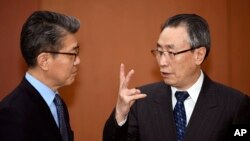 中國朝鮮半島事務特別代表武大偉(右)與南韓朝鮮問題高級官員金弘筠在首爾舉行會談（2017年4月10日）