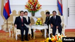លោក​ Wang Yi រដ្ឋមន្ត្រី​ការ​បរទេស​ចិន ​ជួប​ពិភាក្សា​ជាមួយ​លោក​នាយករដ្ឋមន្ត្រី​ ហ៊ុន សែន នៅ​រាជធានី​ភ្នំពេញ កាល​ពី​​ថ្ងៃ​ទី​២១ សីហា ២០១៣។