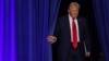 Novoizabrani predsjednik Donald Trump izlazi na binu u kongresnom centru okruga Palm Beach u West Palm Beachu, Florida, 6. novembra 2024.