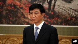 中共十九届政治局常委王沪宁在人民大会堂的媒体见面会上。（2017年12月25日）