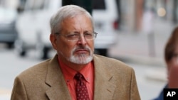 ARCHIVO - En esta imagen tomada el 9 de julio de 2015, Michael Geilenfeld llega a la Corte de Quiebras en Portland, Maine, Estados Unidos por un caso de finanzas.