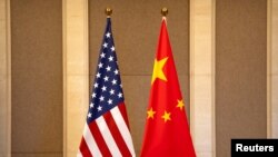 资料照：2023年7月8日，美国财政部长耶伦与中国副总理何立峰在钓鱼台国宾馆举行会谈前布置的美中两国国旗。
