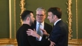 (слева направо) Владимир Зеленский, Кир Стармер, Эммануэль Макрон