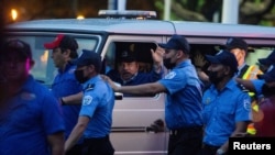 El presidente de Nicaragua, Daniel Ortega, llega mientras saluda a sus partidarios antes de asistir a un evento para conmemorar el 43º aniversario de la Revolución Sandinista, en Managua, el 19 de julio de 2022. 