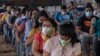 Generasi muda India menunggu untuk divaksinasi COVID-19 di Radha Soami Satsang Ground di New Delhi, India, 5 Mei 2021. (Foto: AP)