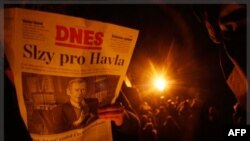 Чехи читають повідомлення про смерть свого колишнього президента, письменника, інтелектувала, людину, що стала символом у всьому світі