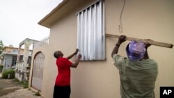 Los residentes se preparan para la llegada de la tormenta tropical Fiona a Loiza, Puerto Rico, el sábado 17 de septiembre de 2022. Se esperaba que Fiona se convirtiera en huracán a medida que se acercaba a Puerto Rico el sábado. (Foto AP/Alejandro Granadillo)