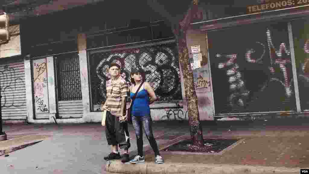 El fotógrafo Vasco Szinetar muestra en la series Los penitentes y Los caminantes la desesperanza de los venezolanos en las urbes del país. El deterioro social y el espacio y movimiento son captados por el artista. (Reproducción exhibición derechos de uso VOC) 