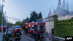 敖德薩遭到俄軍飛彈攻擊後，一座受損建築物起火燃燒，消防人員在現場試圖滅火。(2024年4月29日)