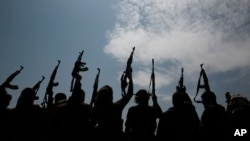 Suku yang setia kepada pemberontak Houthi mengangkat senjata mereka di Sanaa, Yaman. (Foto: AP)