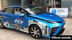 Automobil Tojota Mirai na gorivne ćelije pred punjenje vodonikom koji je proizvela Organizacija za naučno i industrijsko istraživanje Komonvelta (CSIRO)