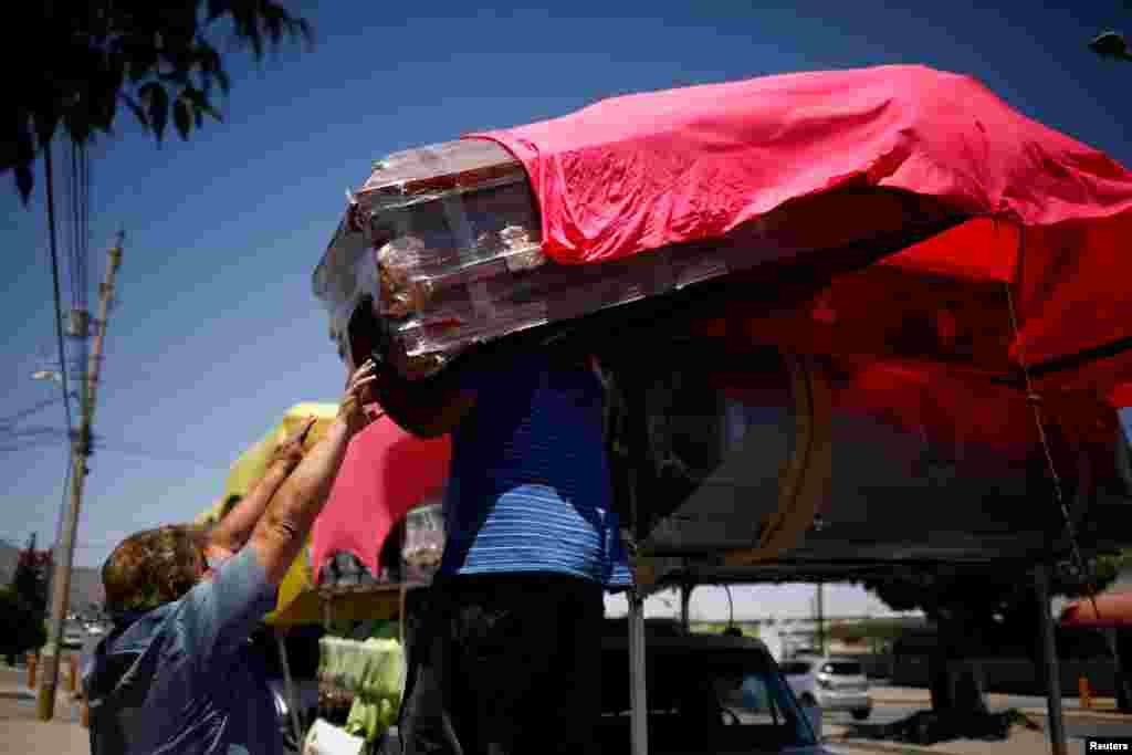 El negocio de arreglos funerarios se ha visto sobrepasado en algunos países por el aumento de muertes por COVID-19. En la imagen Un establecimientos para ataúdes en Ciudad Juárez, México.