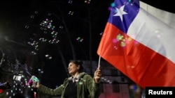 Un partidario de la opción de rechazo reacciona a los resultados del referéndum sobre una nueva constitución chilena en Santiago de Chile, el 4 de septiembre de 2022.