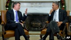 President Barack Obama meets with Colombian President Juan Manuel Santos in the Oval Office of the White House in Washington, Dec. 3, 2013