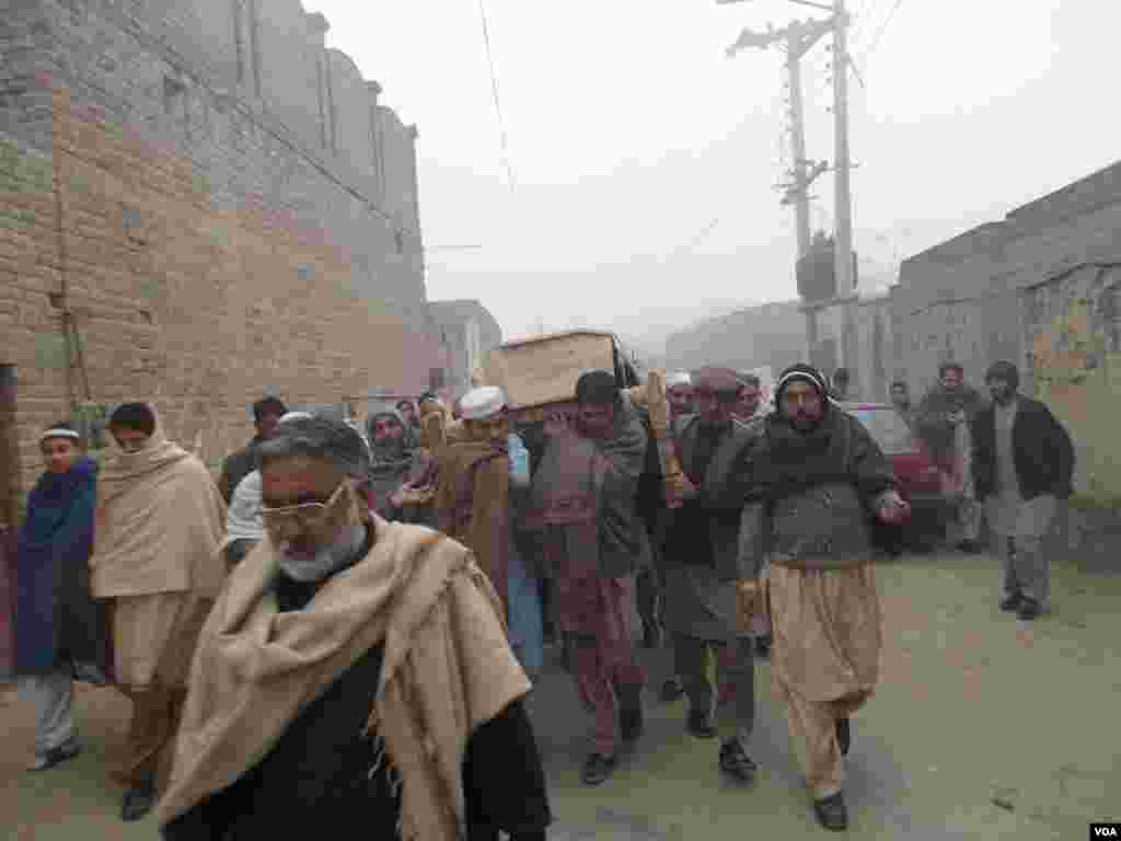 Pakistan mourners bury the dead, most of them children, killed in a Taliban attack on a school in the country's northwest, Dec. 17, 2014. (VOA)