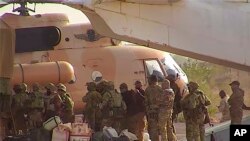 Picha hii inaonyesha mamluki wa Russia wa kundi la Wagner wakiingia ndani ya helikopta kaskazini mwa Mali. Picha ya AP