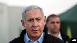 El primer ministro de Israel, Benjamin Netanyahu, durante un recorrido por una base militar israelí. Foto AP