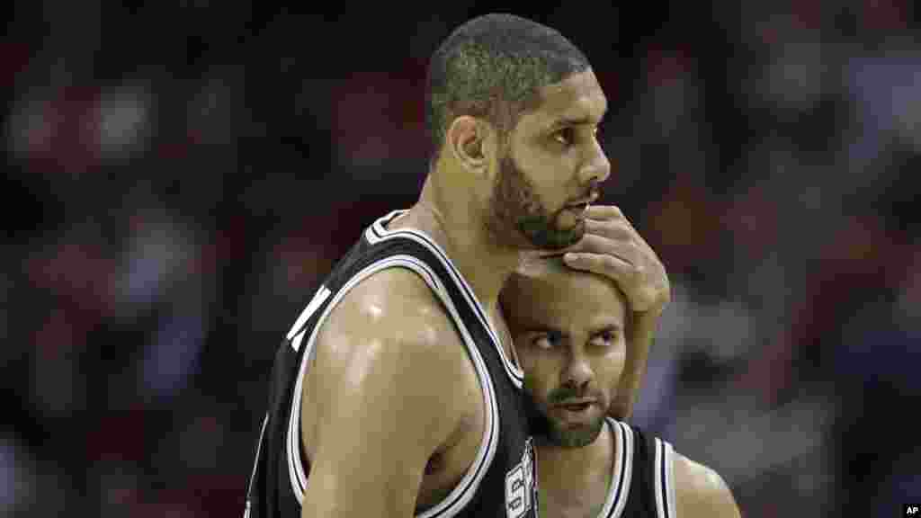 Tim Duncan et son coéquipier de San Antonio Tony Parker. Les Spurs ont battu les Rockets 88-85 lors d’un match de la NBA joué à Houston, 14 mars 2009.