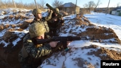 Українські військові обороняють свої позиції в с. Луганське, Луганська обл., 24 січня 2015 р. 
