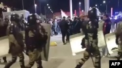 Policija na aerodromu u Dagestanu tokom upada propalestinskih demonstranata (AFP/Telegram/@askrasul)