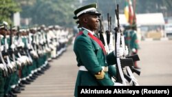 Un soldat tient un fusil lors d'un défilé à Lagos, au Nigeria, le 15 janvier 2017.