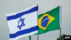 ARCHIVO - Esta fotografía tomada el 31 de marzo de 2019 muestra las banderas de Israel y Brasil ondeando juntas en el Aeropuerto Internacional Ben Gurión de Tel Aviv, antes de la llegada del presidente brasileño para su primera visita a Israel.