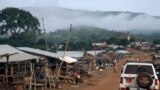 La brume enveloppe les montagnes de Simandou à Beyla, Guinée, 4 juin 2014.