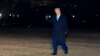 El presidente Donald Trump saluda mientras camina desde el Marine One después de llegar al jardín sur de la Casa Blanca, el 19 de febrero de 2025, en Washington.
