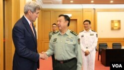 美國國務卿克里在北京和中國中央軍委副主席范長龍握手（2015年5月16日資料照）