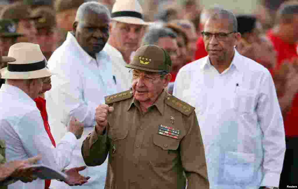 En 2006, Raúl Castro, hasta entonces número dos en la conducción del país, sustituye de manera provisional a Fidel, luego de que éste enfermara gravemente. Se convierte oficialmente en presidente en 2008.
