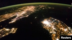 지난해 1월 미 항공우주국 소속 인공위성에서 촬영한 한반도의 밤 사진. 한국과 중국 사이에 위치한 북한은 검은 어둠에 덮여있다. (자료사진)
