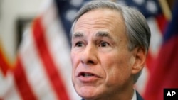 Greg Abbott, gobernador de Texas, acusa al gobierno del presidente Joe Biden de no hacer lo suficiente para frenar los cruces ilegales hacia Estados Unidos.