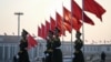 Vojnici kineske narodne oslobodilačke armije patroliraju na Trgu Tiananmen u Pekingu, 7. marta 2024.