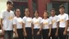 លោក គឹម វណ្ណថេន (ឆ្វេង) ប្រធាន​គ្រប់គ្រង​​បញ្ជី​ទិន្នន័យនៃ​អង្គការ Caring for Cambodia និង​ក្រុមសិស្ស​ថ្នាក់​ទី​១១​ក្នុង​ខេត្ត​សៀមរាប​ដែល​ផលិត​មនុស្ស​យន្ត។ (រូបថត៖ ផ្តល់​ដោយ គឹម វណ្ណថេន)