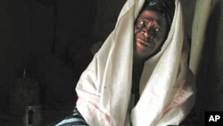 Uma ex-circumcisadora tradicional no Senegal mostrando as ferramentas que usa na prática da mutilação genital (arquivo)