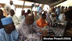 Ouhoumoudou Mahamadou, directeur de campagne du président nigérien Mahamadou Issoufou, lors d'une conférence de presse au quartier Château neuf de Niamey, le 24 février 2016.