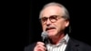 David Pecker, président d’American Media, s’adresse aux participants à une fête du Super Bowl à New York, le 31 janvier 2014