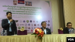 វេទិកា​ពិភាក្សា​ពីកម្មវិធី​នយោបាយ​របស់​គណបក្ស​​ ដែល​រៀបចំឡើងនៅ​រាជធានី​ភ្នំពេញ​ កាល​ពី​ថ្ងៃ​ទី១៩​ ខែ​ឧសភា​ ឆ្នាំ​២០១៧។ (ហ៊ុល រស្មី​/VOA)