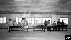 1953년 7월 27일 판문점에서 윌리엄 해리슨 미 육군 중장과 남일 북한 조선인민군 대장이 한국전쟁 정전협정에 서명했다.